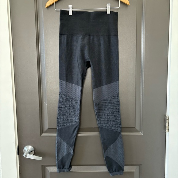 SPANX Seamless Moto Leggings Dark Monochrome Textured Tummy Control Tights Med - Picture 4 of 7